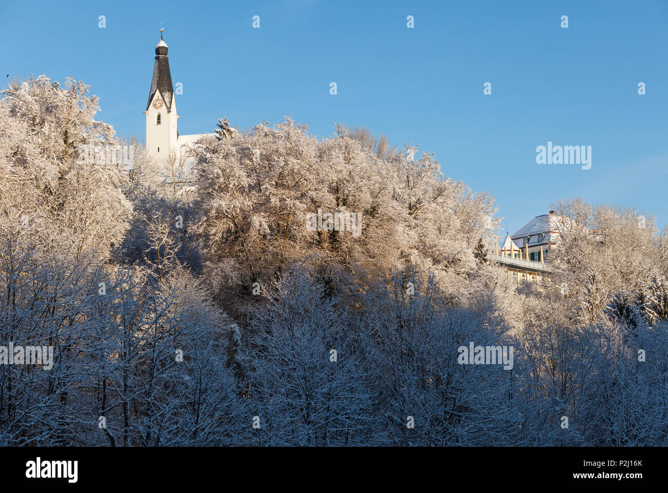 Pullach junto al banco del alto valle del río Isar y la iglesia en invierno, Pullach im Isartal, al sur de Múnich, la Alta Baviera, B Foto de stock