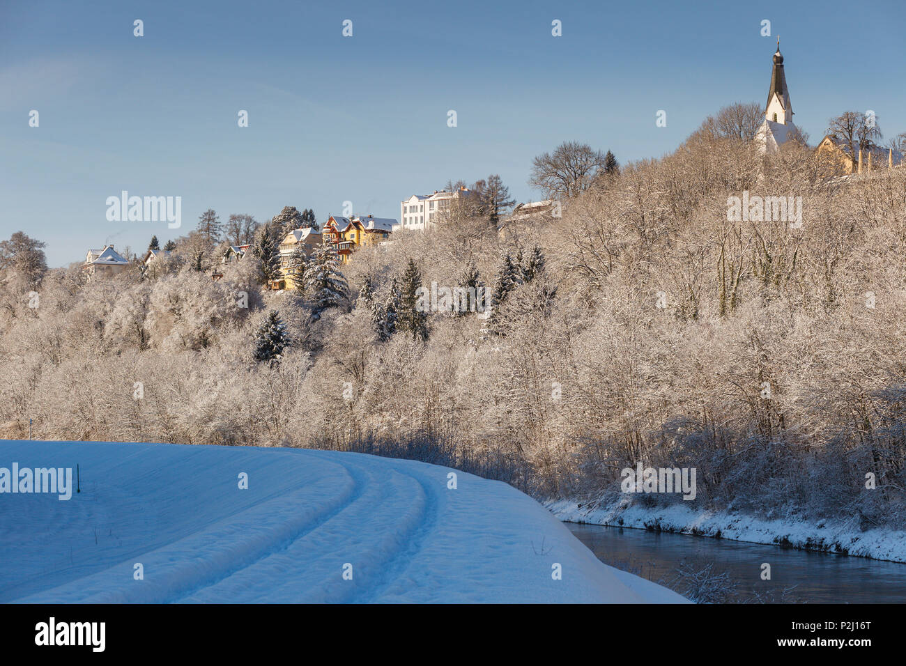 Pullach e iglesia en el banco del alto valle del río Isar, en invierno Pullach im Isartal, al sur de Múnich, Baviera, Bavari superior Foto de stock