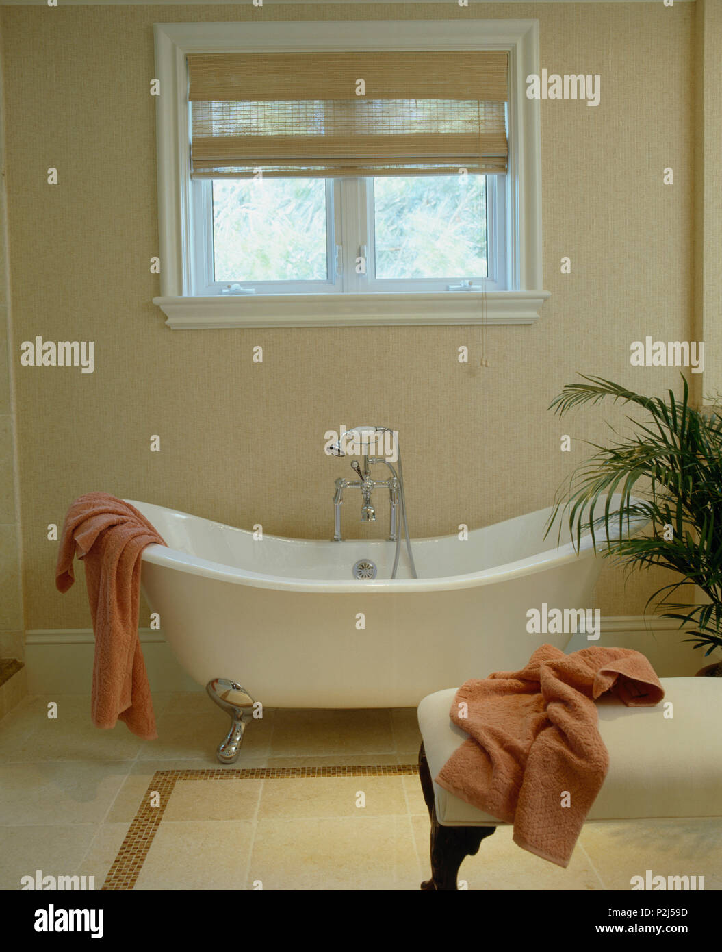 Split-bastón ciegos en la ventana anterior zapatilla con patas bañera en el  cuarto de baño tradicional Fotografía de stock - Alamy