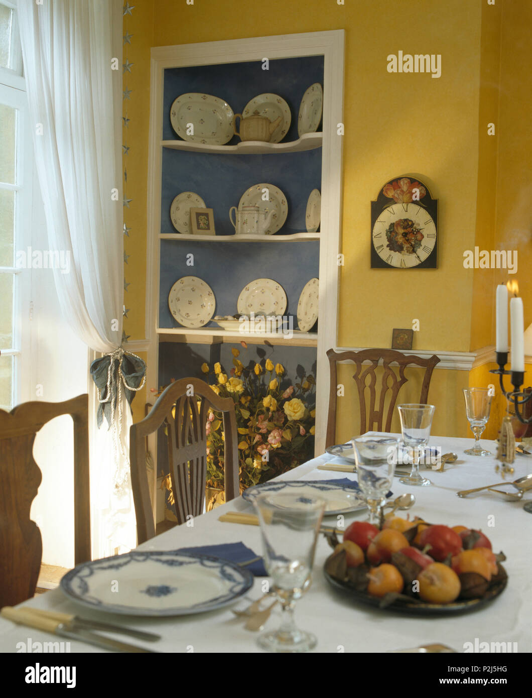 Juego de mesa para el almuerzo en el comedor amarillo con ... Juego de mesa para el almuerzo en el comedor amarillo con ...
