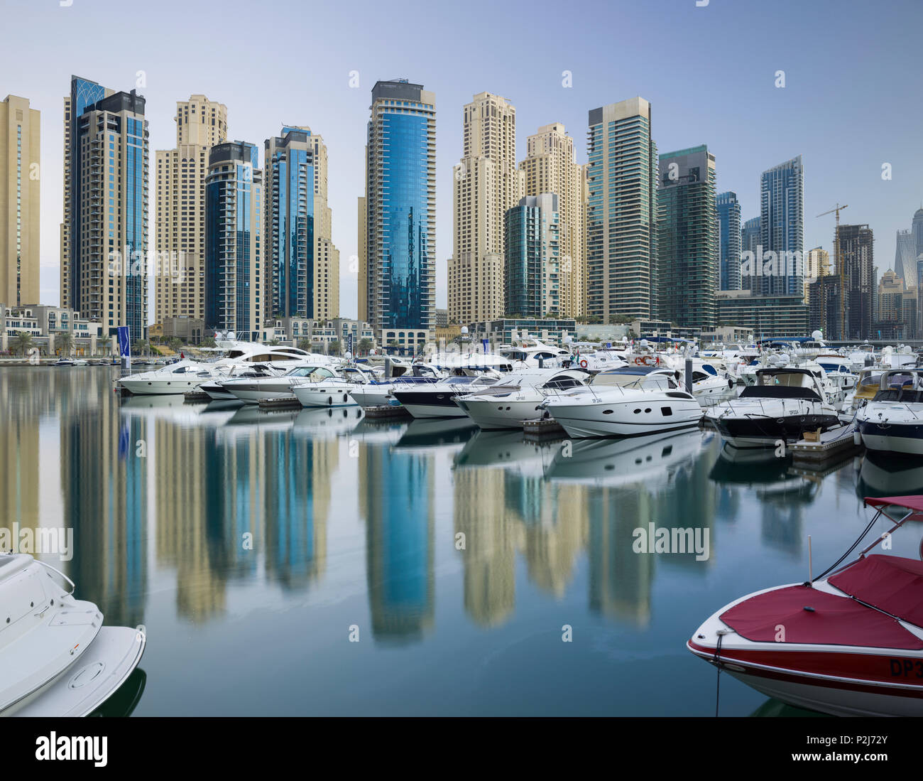 Los yates en el puerto de Dubai Marina, rascacielos, Dubai, Emiratos Árabes Unidos, EAU une Foto de stock