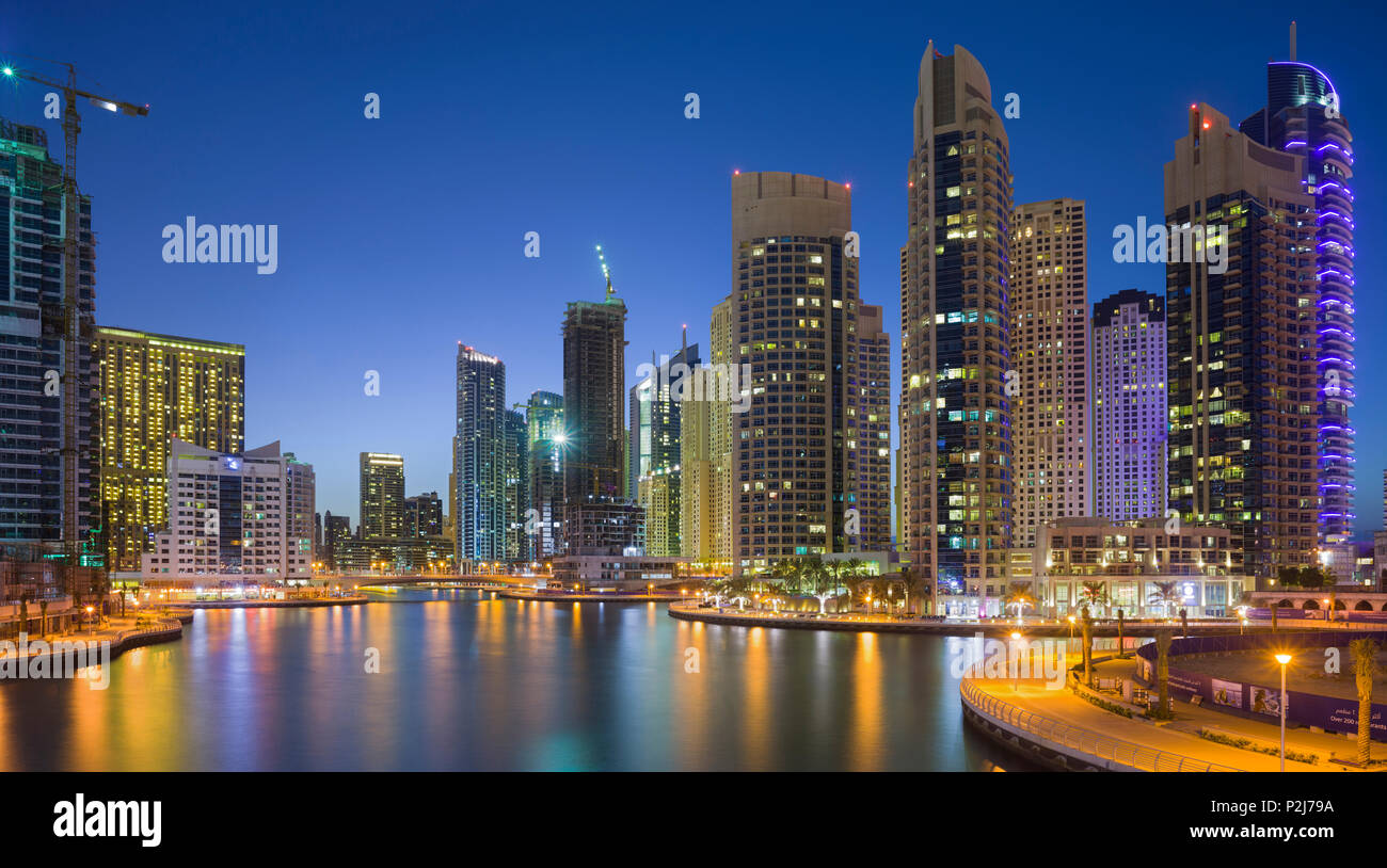 Los yates en el puerto y los rascacielos de Dubai Marina, Dubai, Emiratos Árabes Unidos, EAU une Foto de stock