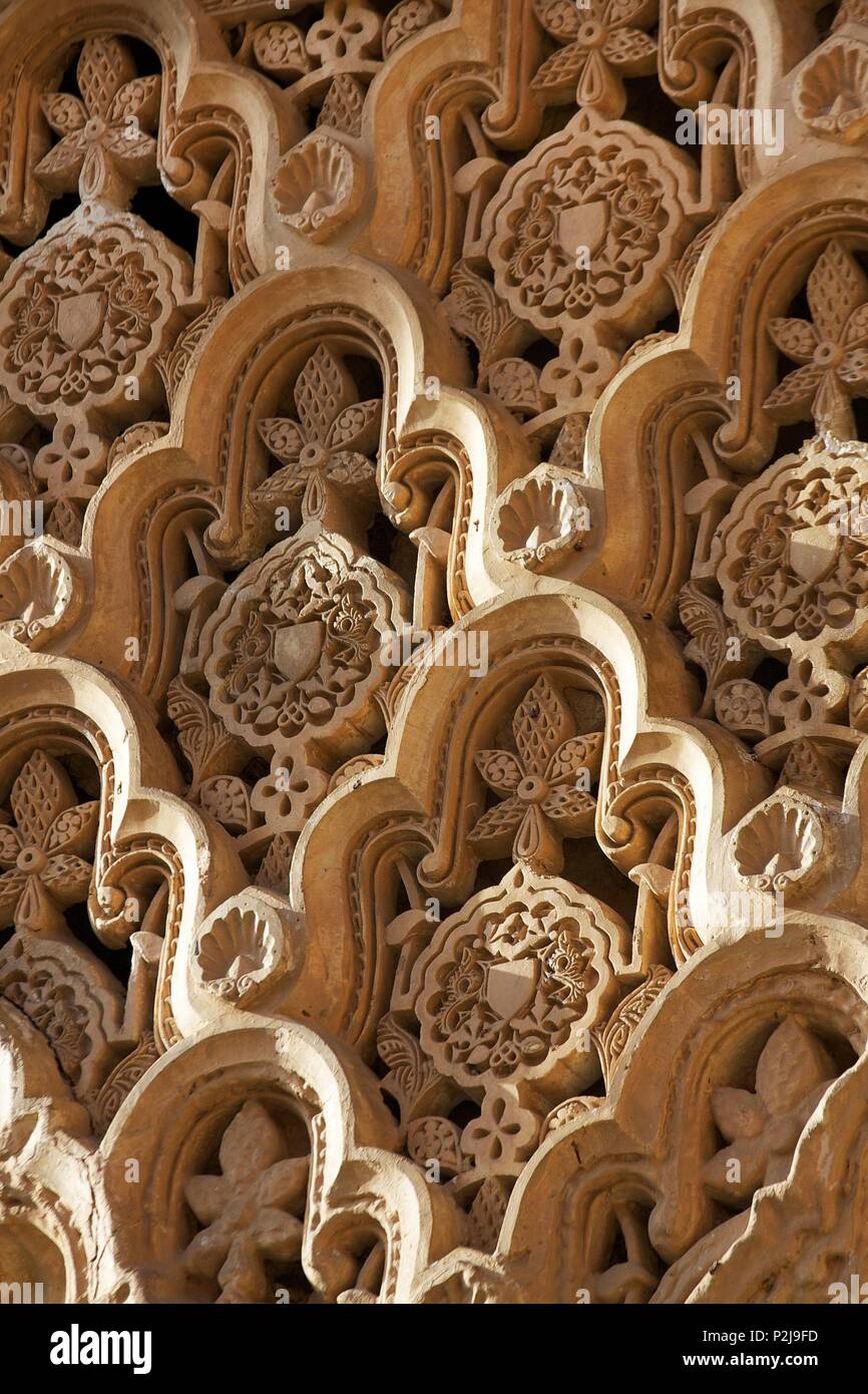 España, Andalucía, Granada, el detalle de la decoración en estuco en el palacio de la Alhambra Foto de stock