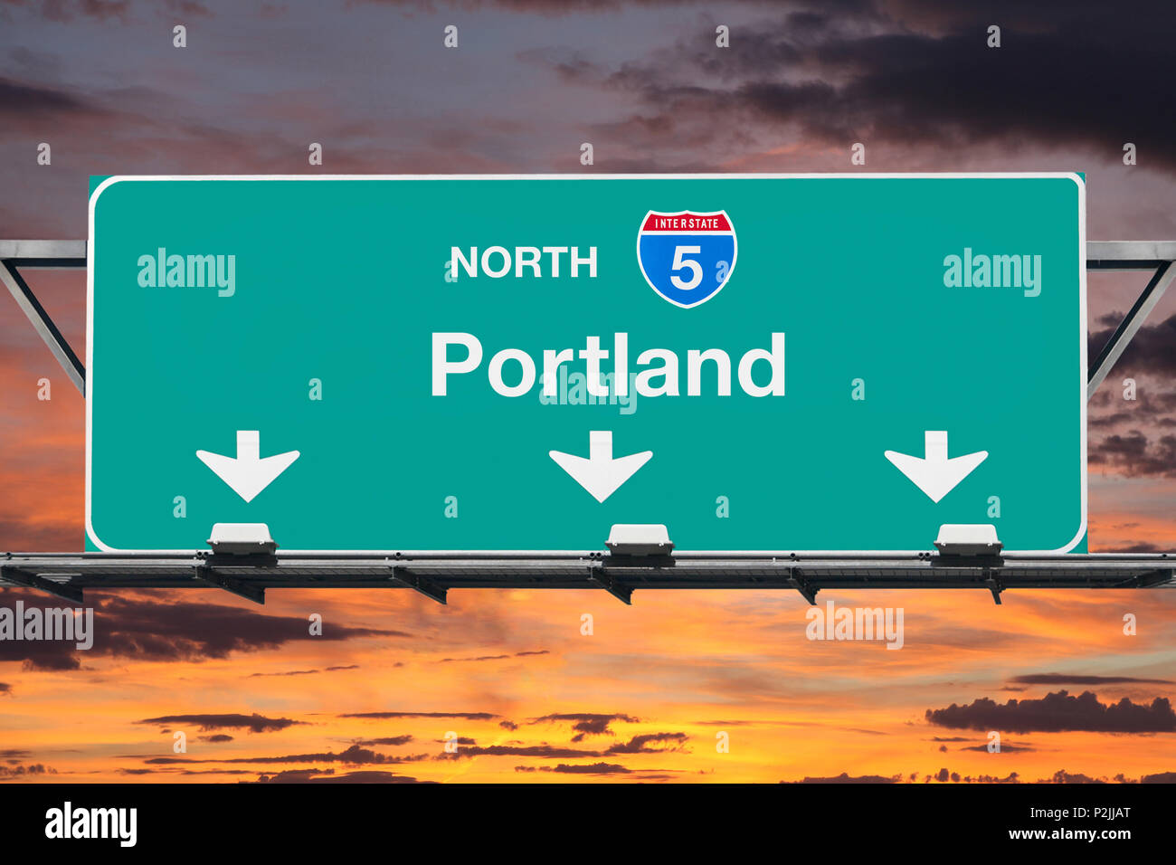 Portland Oregon Route 5 North Freeway overhead firmar con sunset sky. Foto de stock