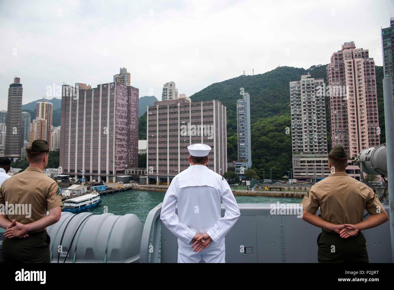 160929-N-JH293-176 HONG KONG (Sept. 29, 2016), marineros y Marines asignado a la 31ª Unidad Expedicionaria de los Infantes de Marina (MEU) hombre los raíles como el muelle de transporte anfibio buque USS Green Bay (LPD 20) tira en Hong Kong. Green Bay, parte del Grupo de ataque expedicionario Bonhomme Richard, está operando en Hong Kong, en apoyo de la seguridad y la estabilidad en la región del Pacífico Indo-Asia. (Ee.Uu. Navy photo by Mass Communication Specialist 1st Class Chris Williamson/liberado) Foto de stock