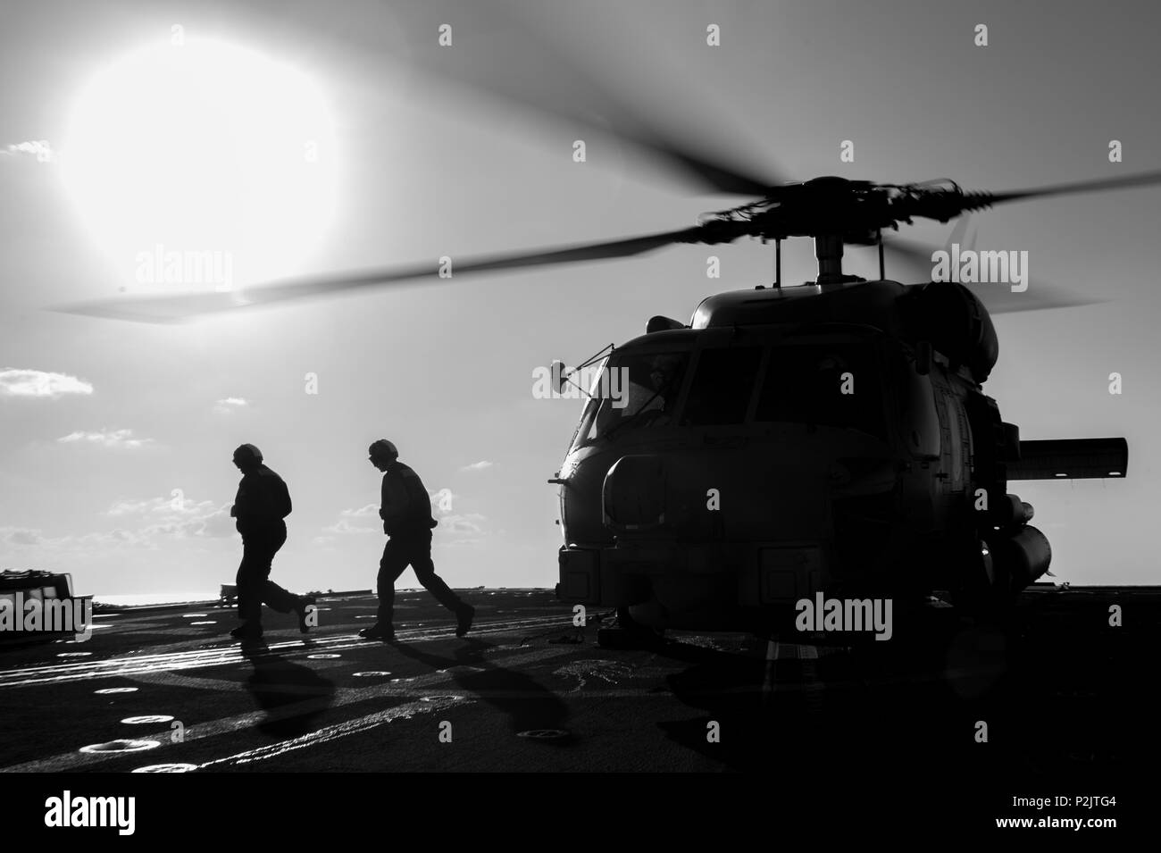 160902-N-NT265-080 aguas al este de Japón (Sep. 2, 2016) Los marineros aplicar calzos y cadenas a un MH-60R Sea Hawk helicóptero, adjunta a los "caudillos" de la huelga escuadrón de helicópteros (HSM) 51, en la cubierta de vuelo de la clase Arleigh Burke de misiles guiados destructor USS McCampbell (DDG 85). Es McCampbell desplegadas a la séptima Flota de la zona de operaciones en apoyo de la seguridad y la estabilidad en la región del Pacífico Indo-Asia. (Ee.Uu. Navy photo by Mass Communication Specialist 2ª clase Senyk cristiana/liberado) Foto de stock