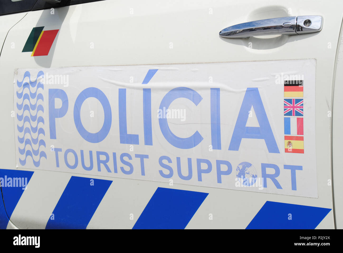 Un primer plano de la puerta de un vehículo de la policía turística portuguesa. Foto de stock