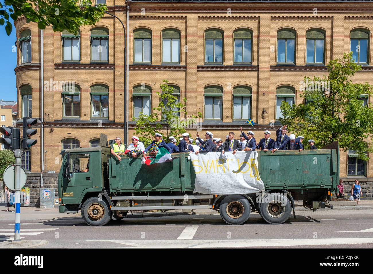 Día de Graduación de gimnasio en el centro de la ciudad de Norrkoping. Estudiantes celebrando y desfilan en camas de camiones es una tradición en muchas ciudades suecas. Foto de stock