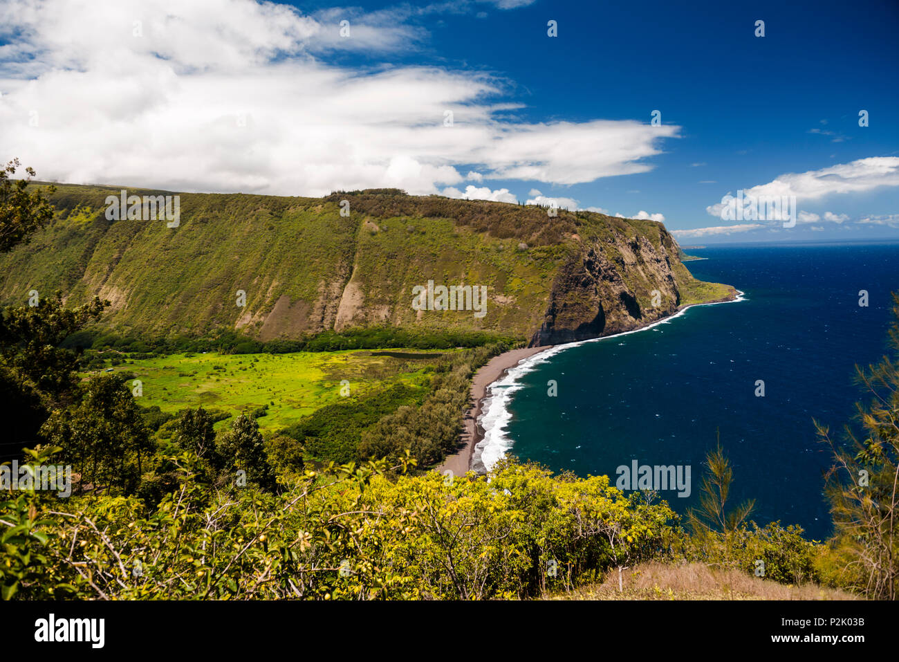 Descripción del famoso Valle Waipi'o en la Isla Grande de Hawaii y su playa de arena negra. Foto de stock