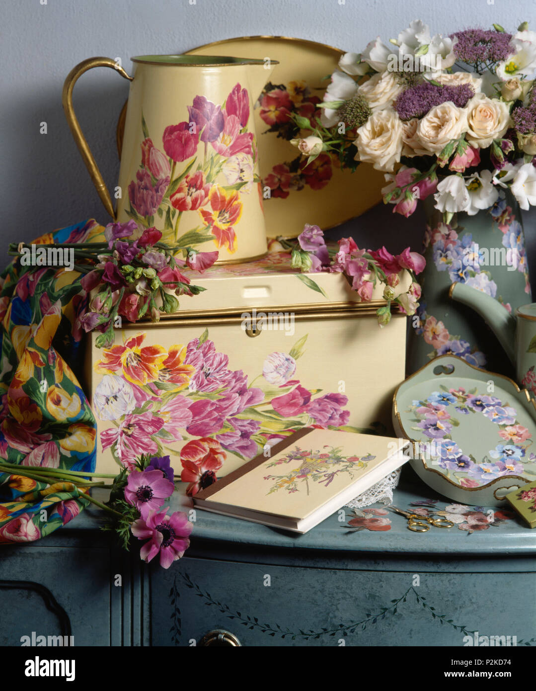 Close-up de una jarra cuadro pintado y decorado con decoupage flores  Fotografía de stock - Alamy