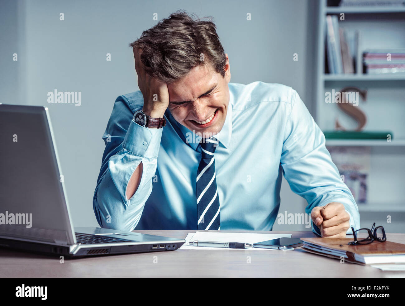 Hombre llorando. Trabajador insatisfecho de sus ingresos. Foto de joven trabajando en la oficina. Concepto de negocio Foto de stock