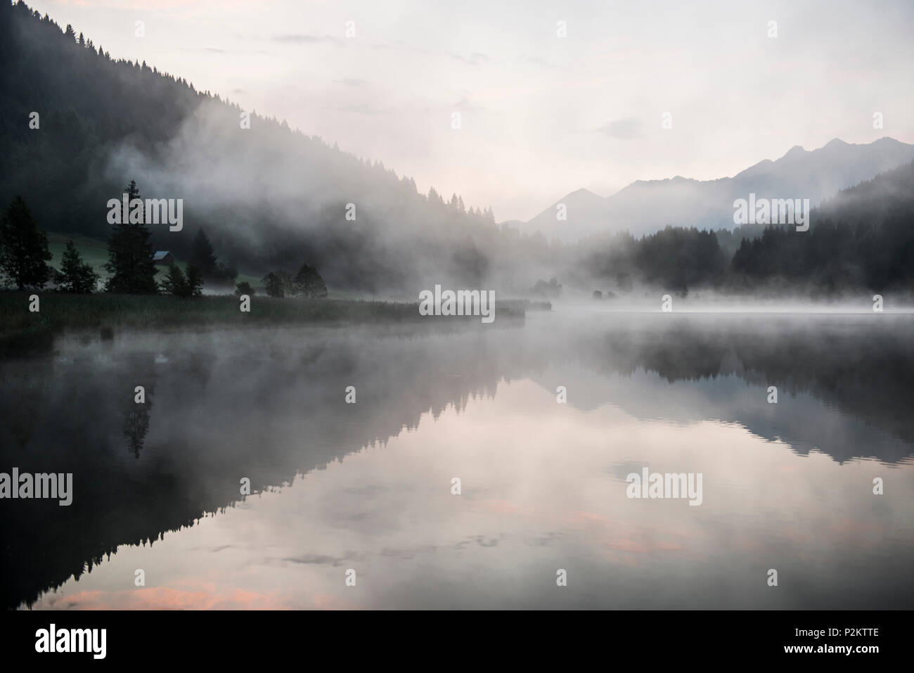 Amanecer en el lago, Wagenbruechsee Geroldsee, Kruen, cerca de Garmisch-Partenkirchen, Alta Baviera, Baviera, Alemania Foto de stock