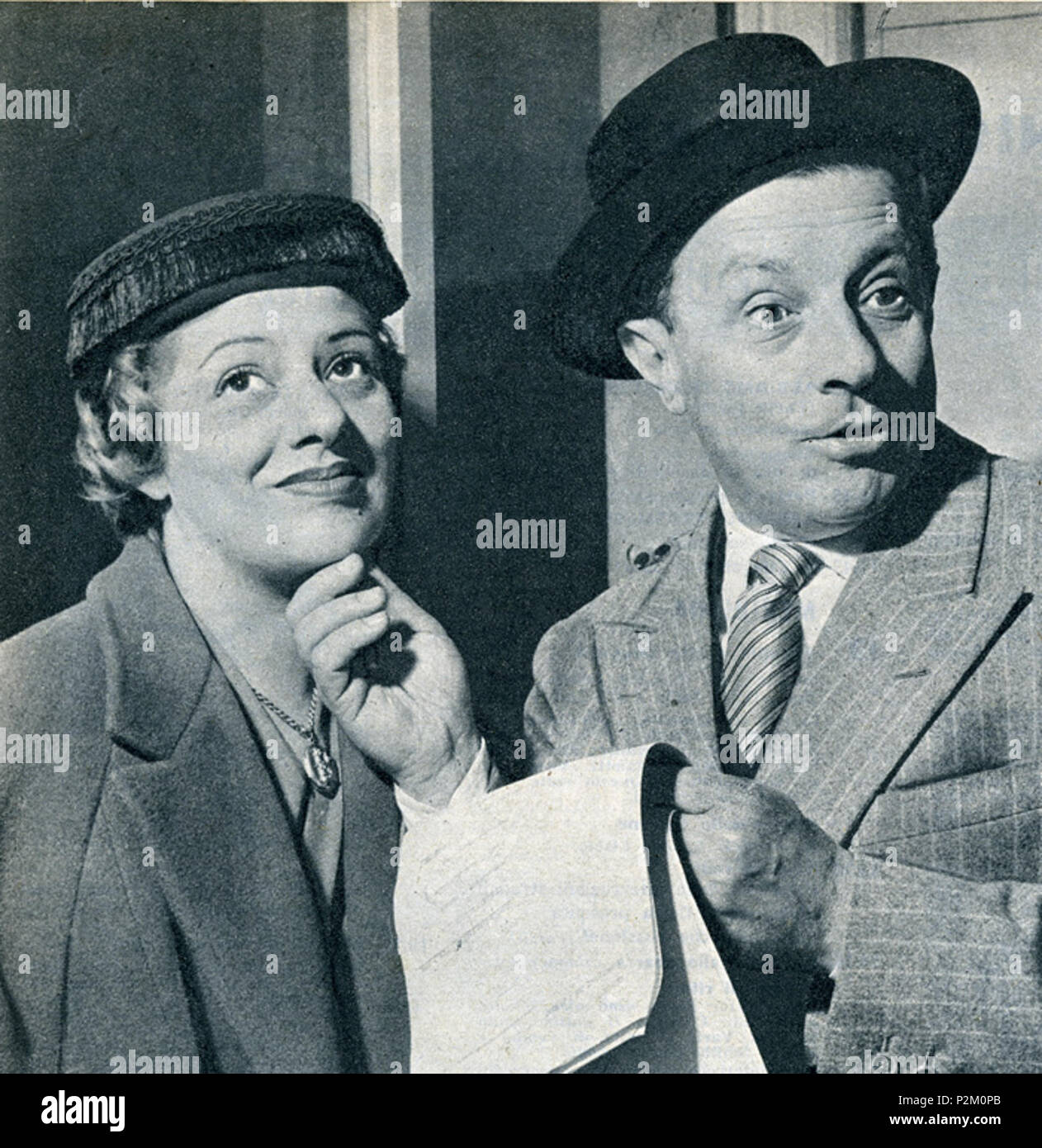 . Italiano: Gli attori Erika Sandri e Ermanno Roveri durante uno spettacolo RAI 1950 . 1950. 26 desconocido Erica Sandri e Ermanno Roveri Foto de stock