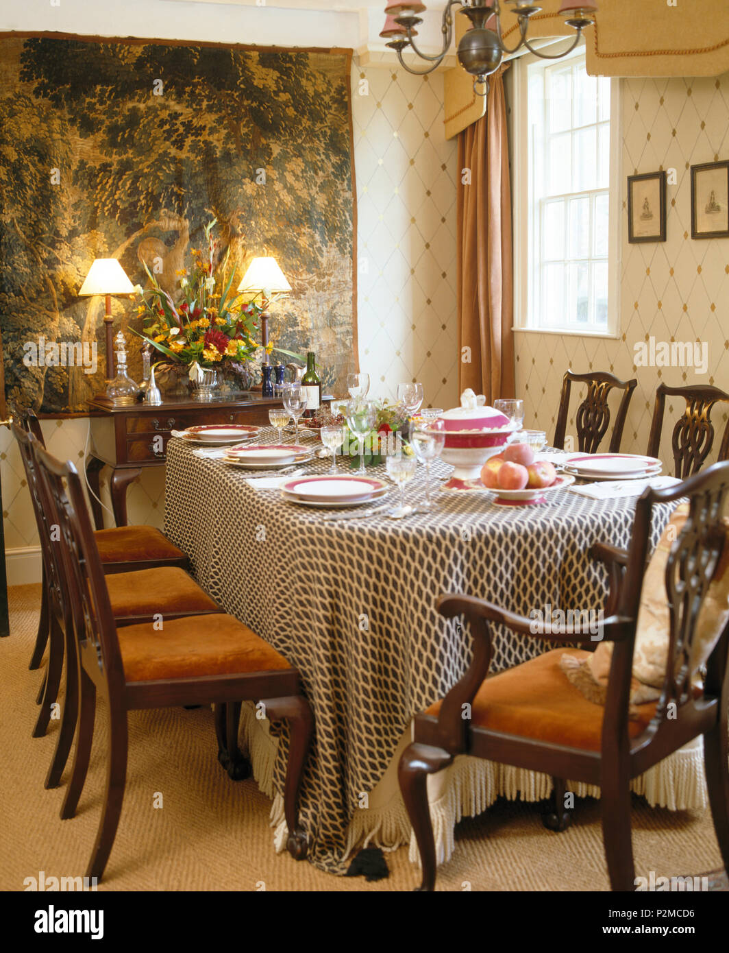 Sillas con asientos tapizados en tela estampada con mesa para comer ... Sillas con asientos tapizados en tela estampada con mesa para comer ...
