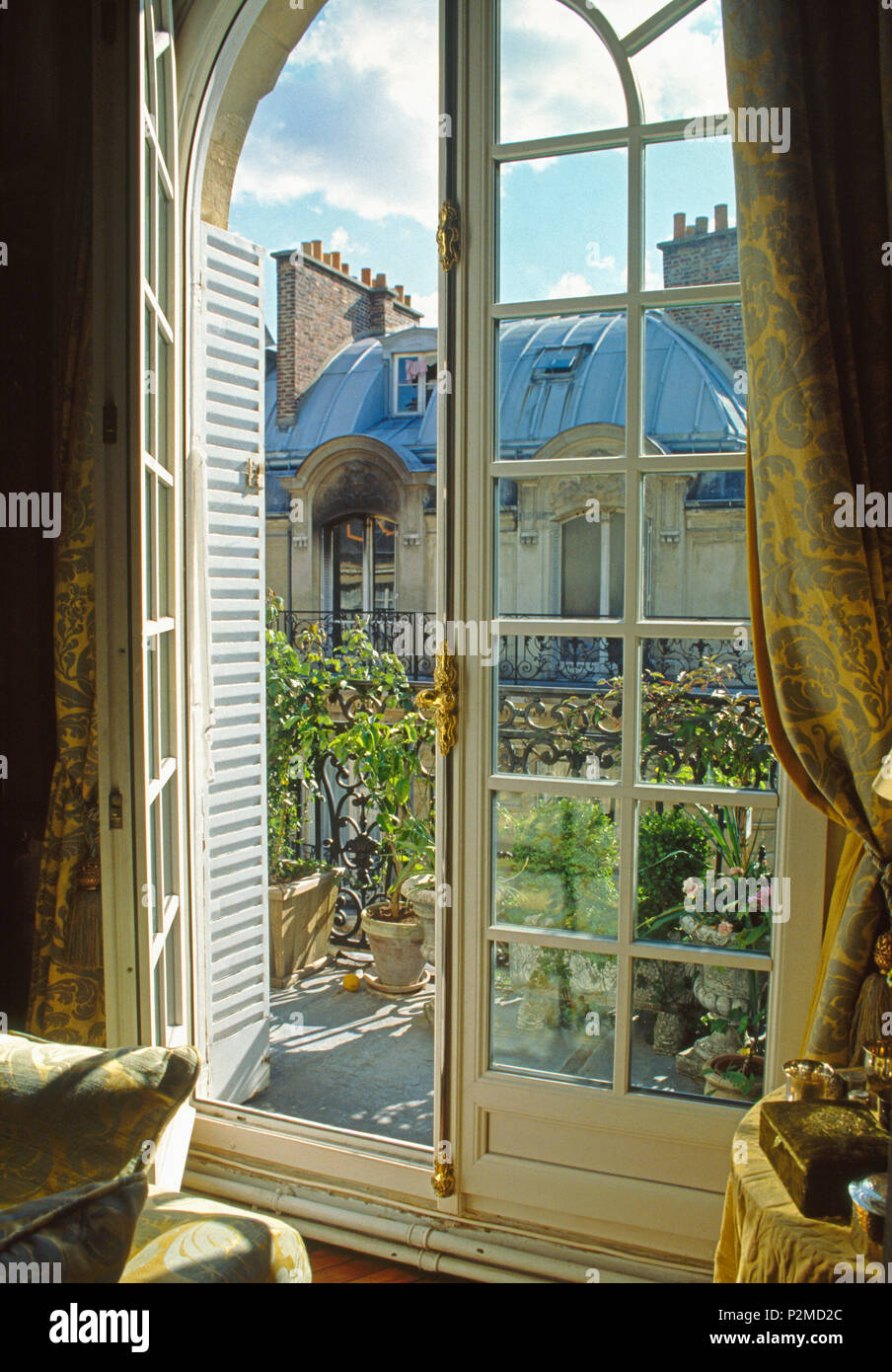 Abrir ventanas francesas hacia un pequeño balcón de París apartamento con  vista de adosados Fotografía de stock - Alamy