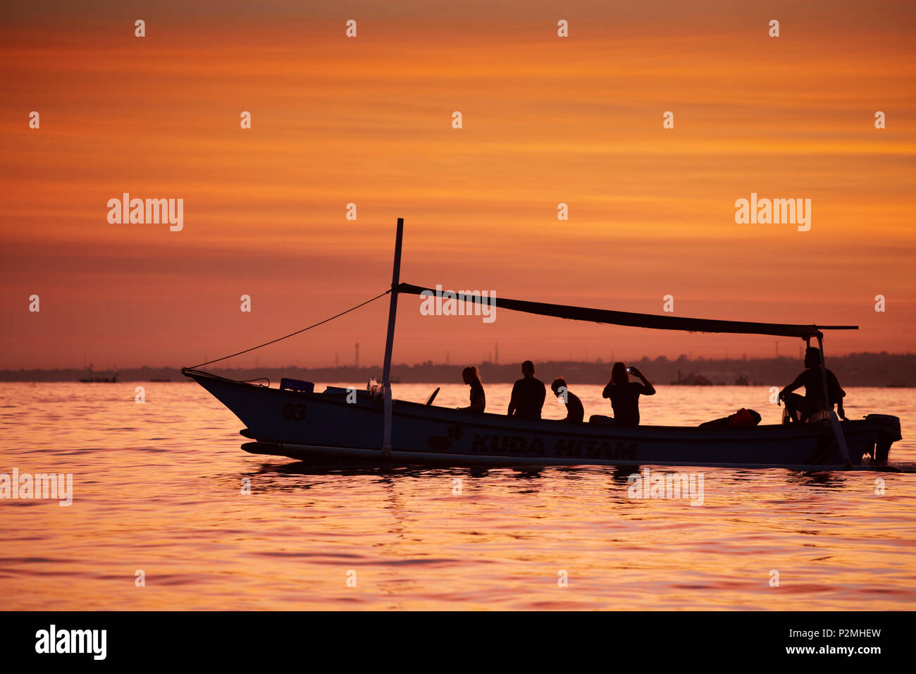 Barcos de excursiones, avistamiento de delfines en la mañana, Lovina, Bali, Indonesia Foto de stock