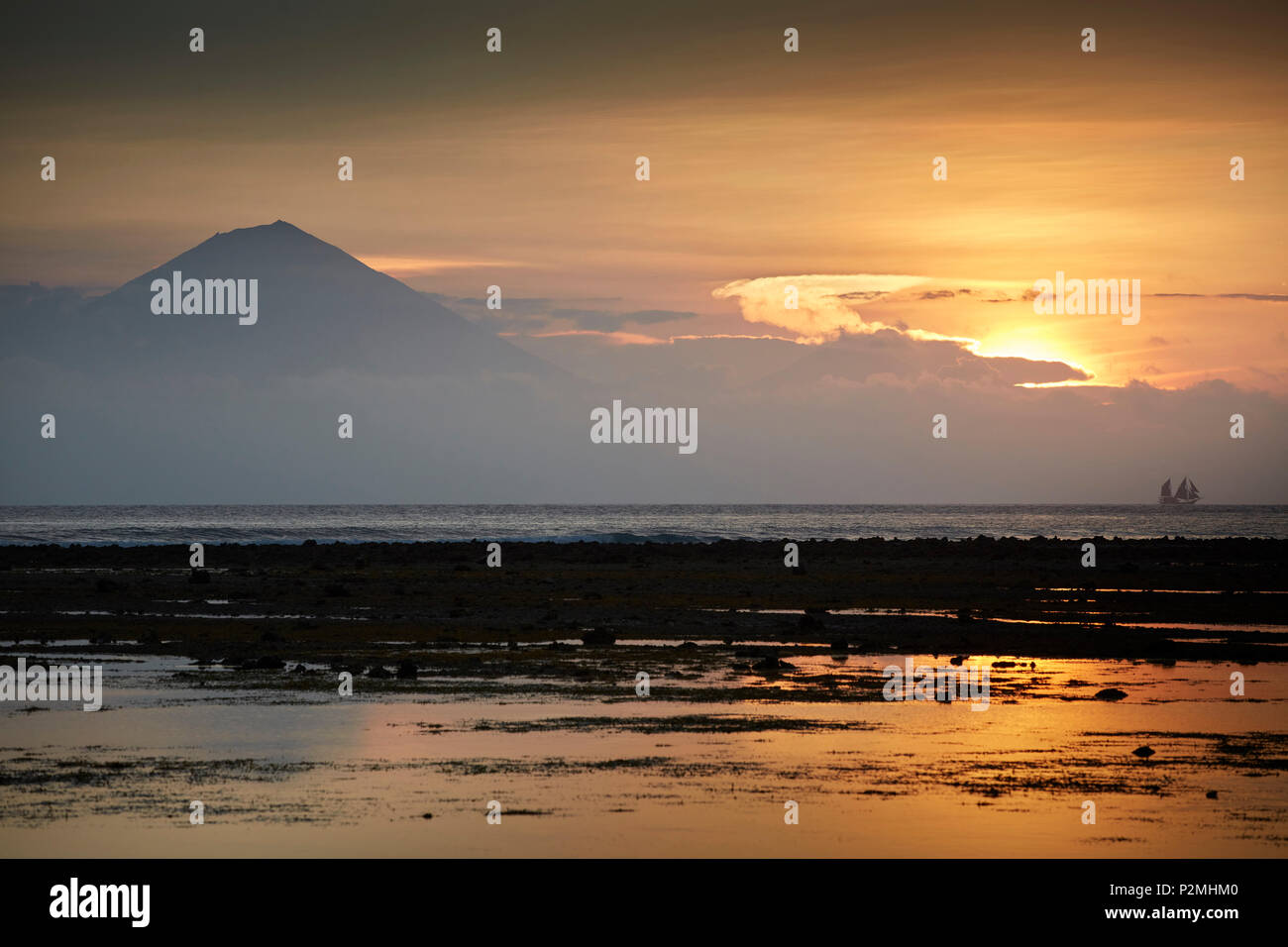 Puesta de sol, vista de Bali y los volcanes Agung, Gili Trawangan y Batur, Lombok, Indonesia Foto de stock