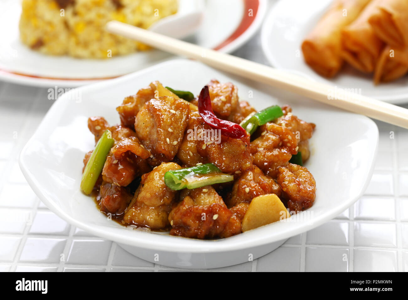 El pollo del general tso, arroz frito, rollitos de primavera, american  cocina china Fotografía de stock - Alamy