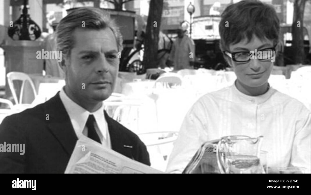. Captura de pantalla del cine italiano: 8½ (1963): "Képkocka Magyar 8½" cím? Filmb?l . 1963. Federico Fellini 66 Nyolcesfel10 Foto de stock