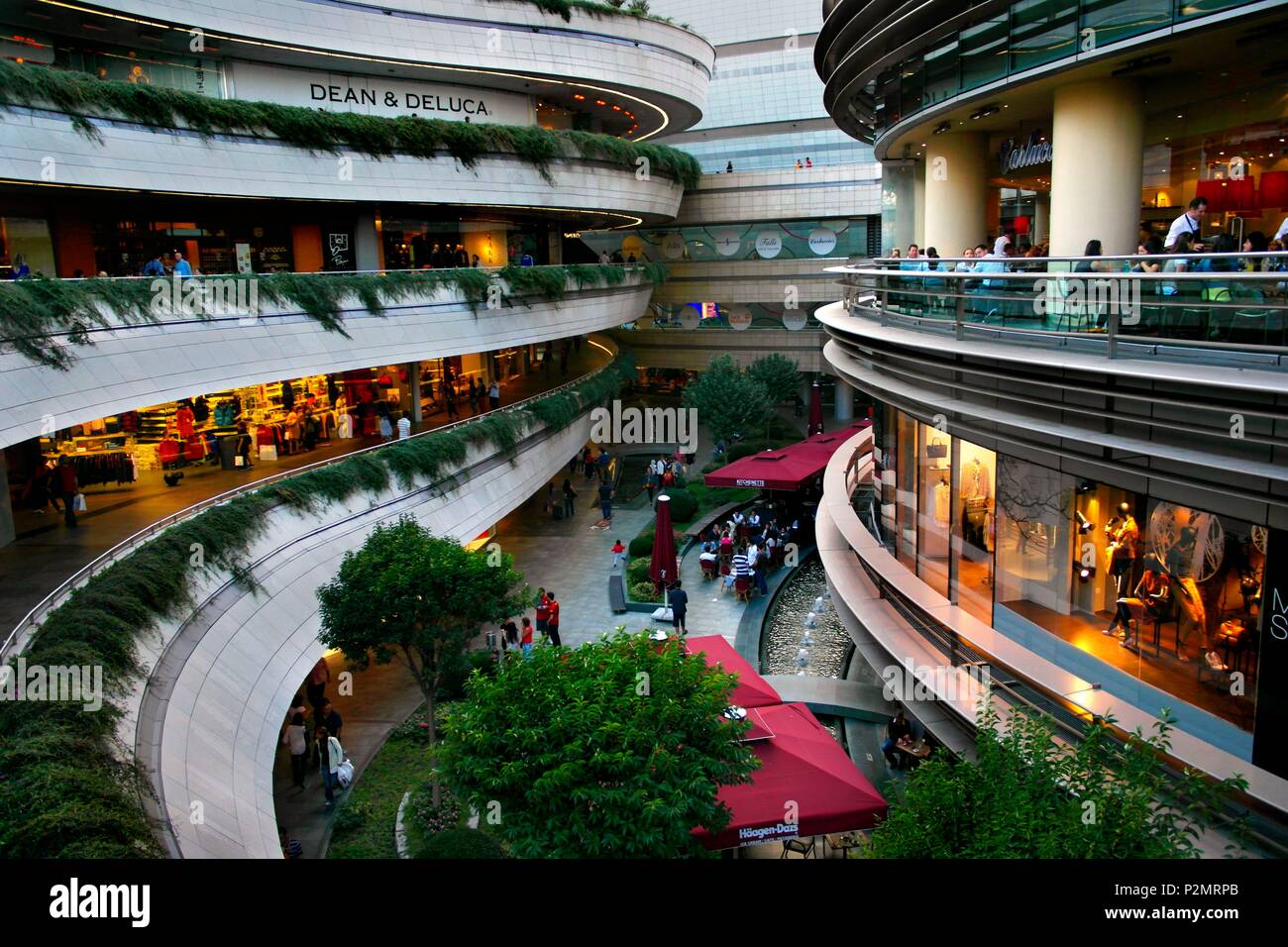 Turquía, Estambul, Levent, Distrito Kanyon Shopping Mall, los trazados  curvos y espacios abiertos en el Kanyon Shopping Mall, inaugurado en junio  de 2006 en Levent, uno de los principales distritos de negocios