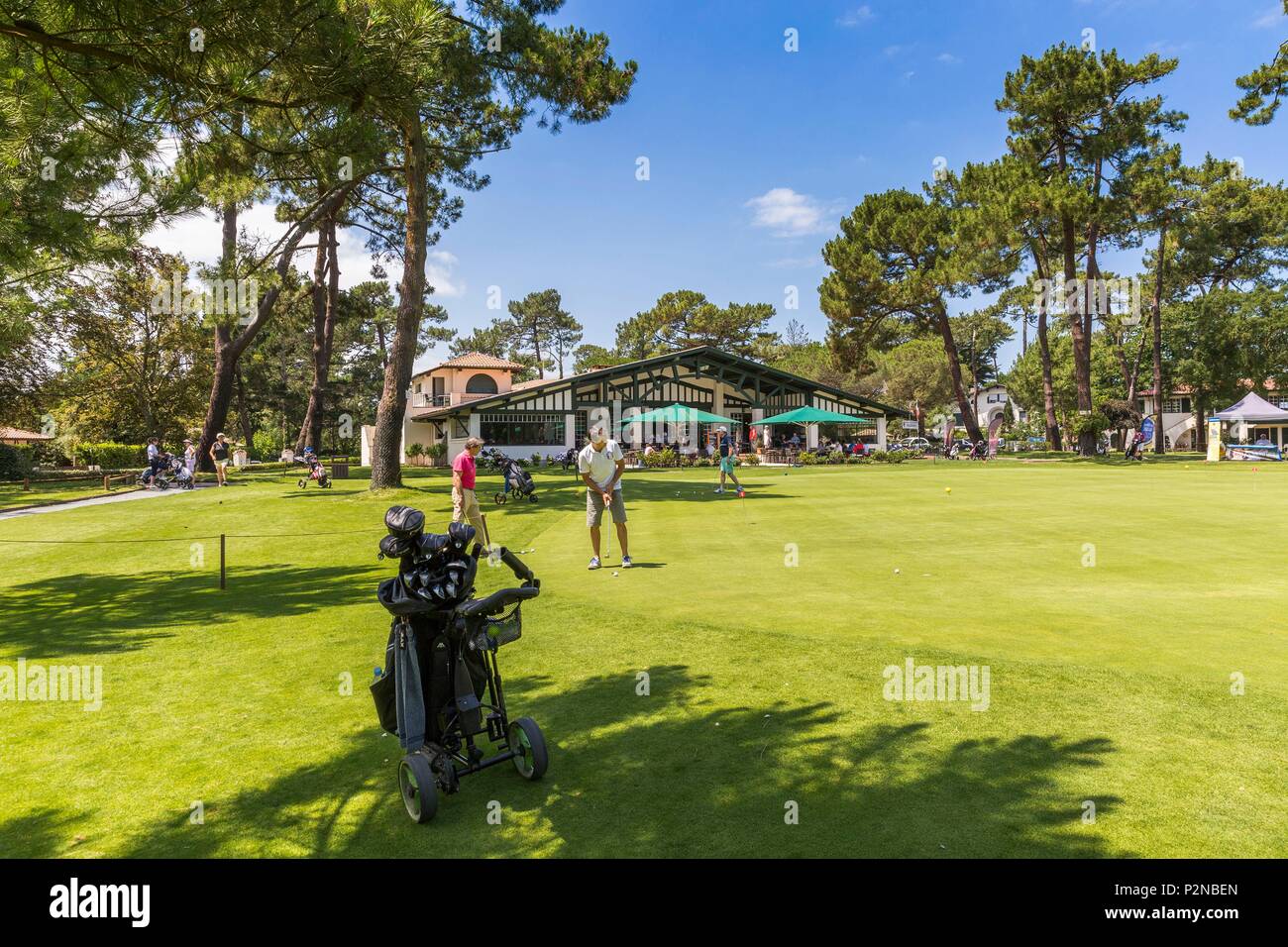 Francia, landas, Hossegor, jugadores de golf en el curso de la ciudad Foto de stock