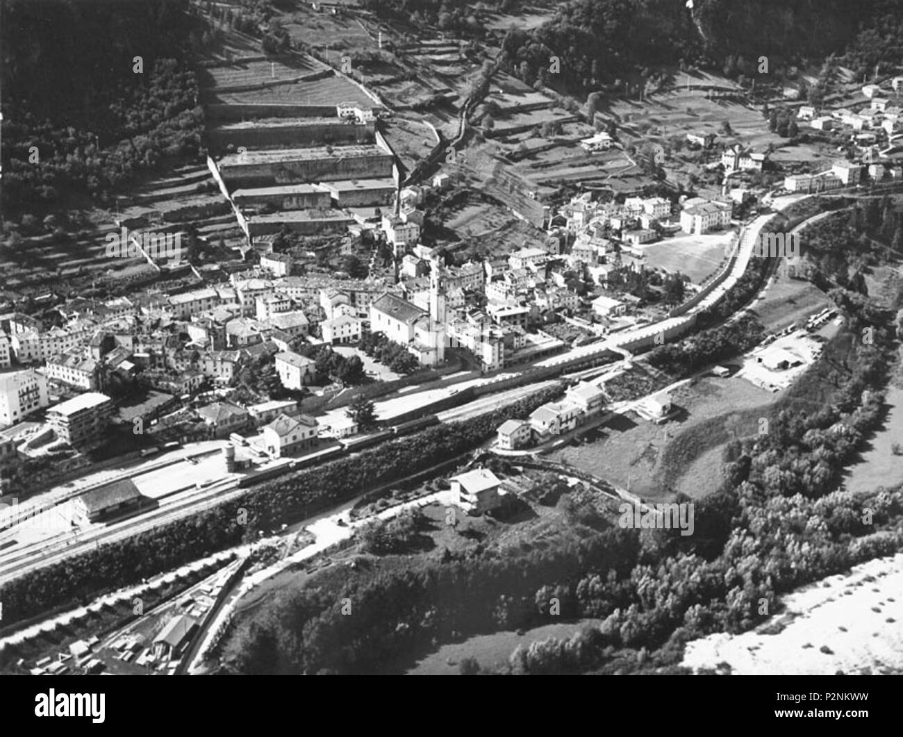 . Inglés: Vista de Longarone (BL), antes de la presa de Vajont desastre en 1961. 1961. 49 1961 Longarone desconocido Foto de stock