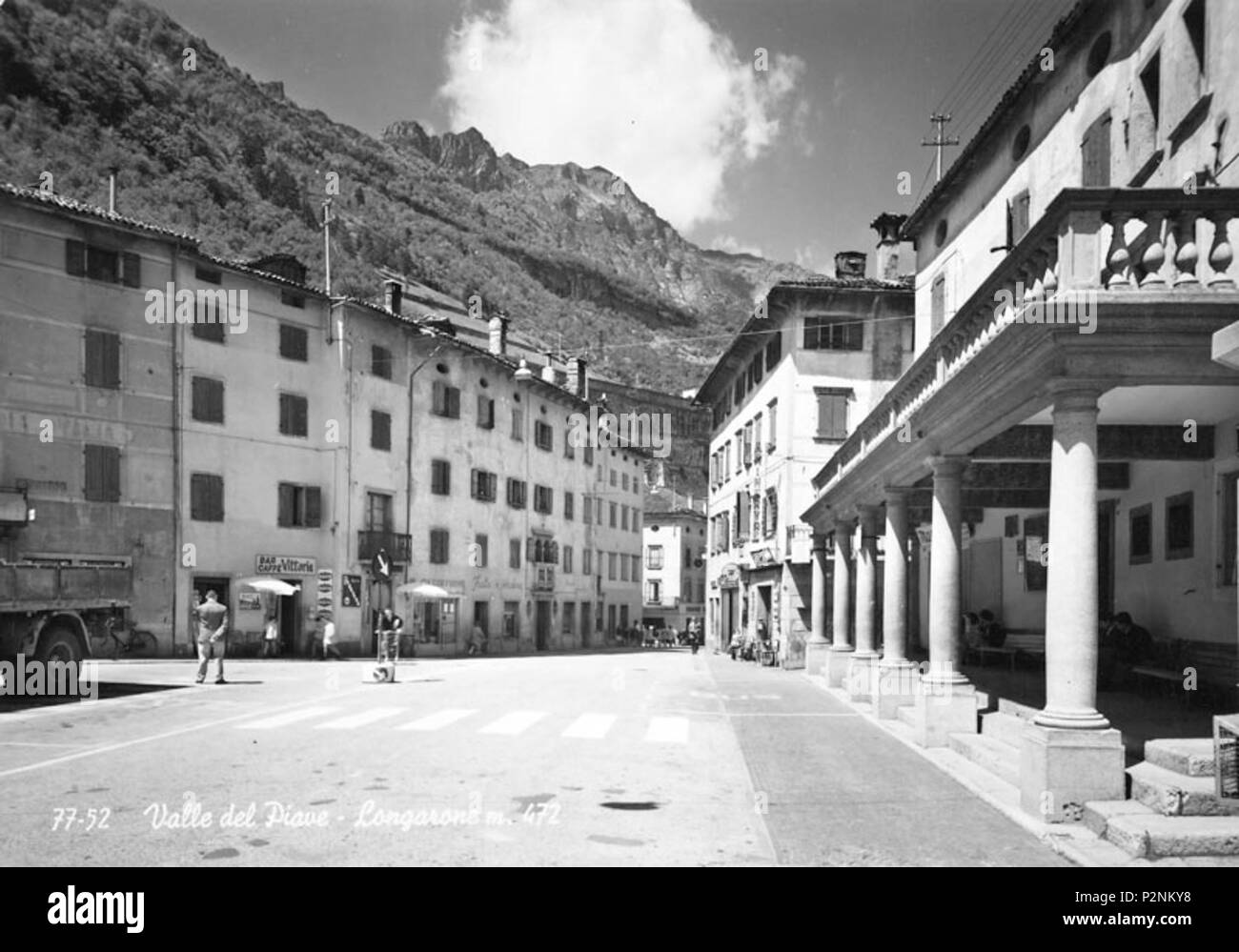 . Inglés: Longarone ciudad antes de represa Vajont desastre, 1961 . 1961. 49 desconocido Longarone Bar Vittoria Foto de stock