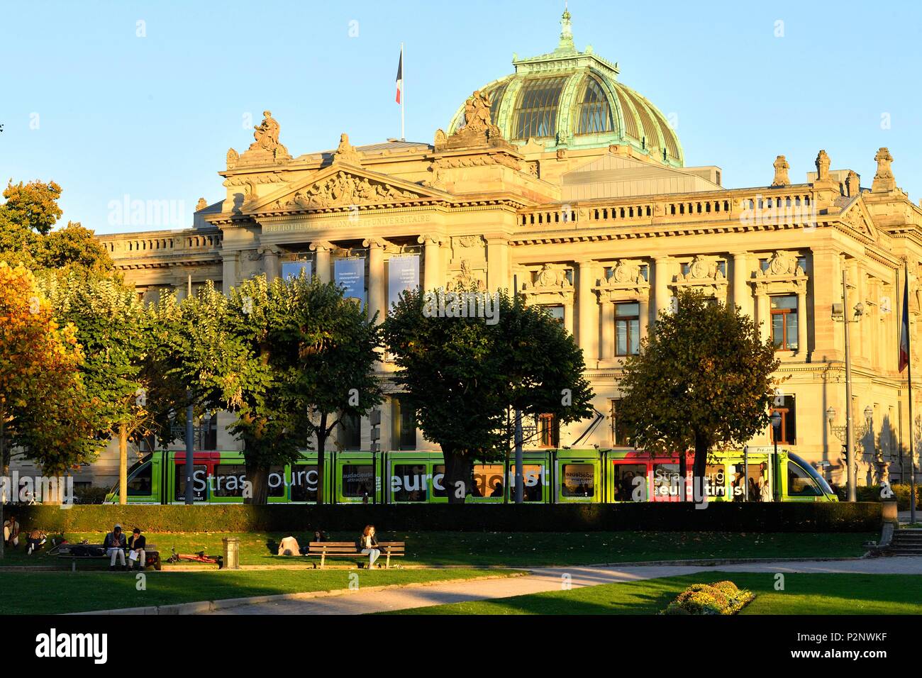 Francia, Bas Rhin, Estrasburgo, Neustadt distrito data del período alemán listados como Patrimonio Mundial por la UNESCO, la Place de la Republique, la Biblioteca Nacional y Universitaria Foto de stock