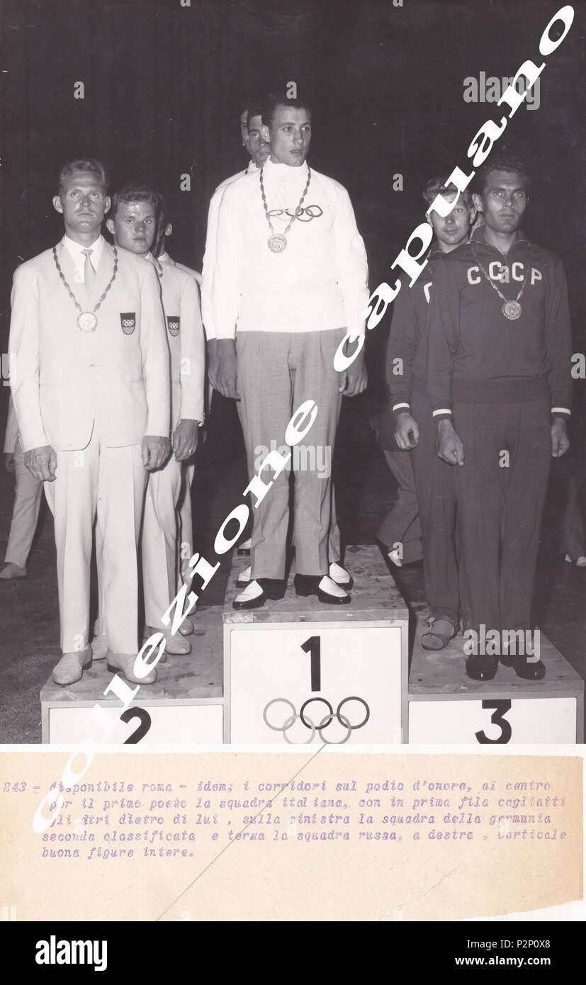 . Equipo de Ciclismo contrarreloj podio en los Juegos Olímpicos de 1960. De izquierda a derecha: Täve Schur, Erich Hagen, X, X, Yevgeny Klevtsov, Viktor Kapitonov (?) . 1960. 76 desconocido de ciclismo en carretera 1960 Olimpiadas podio del equipo Foto de stock