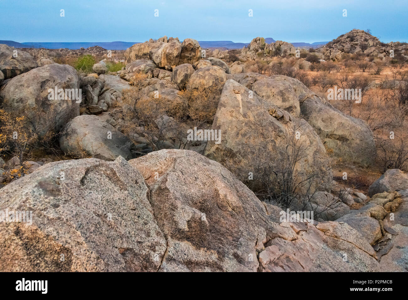 Colinas de granito, Damaraland, Región Kuene, Namibia Foto de stock