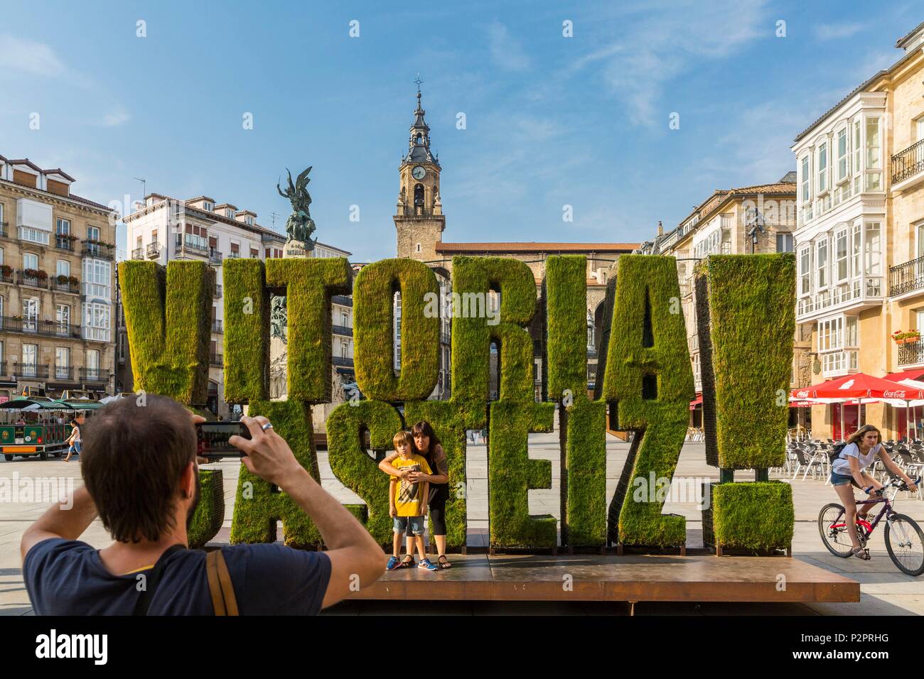 España, Alava, País Vasco, Vitoria Gazteiz, vegetal cartel con el nombre de  la ciudad en la plaza de la Virgen Blanca Fotografía de stock - Alamy