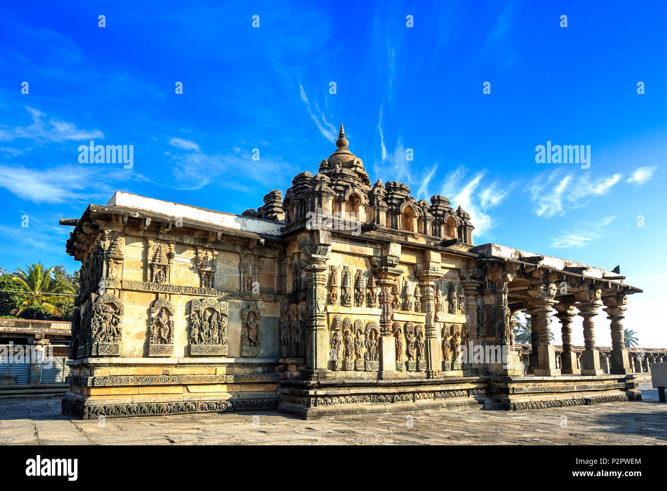 Dentro del complejo, el Andal Chennakeshava Templo visto con todos sus tallados en las paredes exteriores. Belur, Karnataka, India. Foto de stock