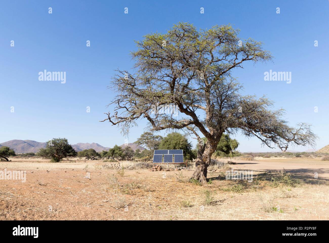 Sudáfrica, el desierto de Kalahari, paneles solares para alimentar una bomba que trae agua en un orificio de agua Foto de stock