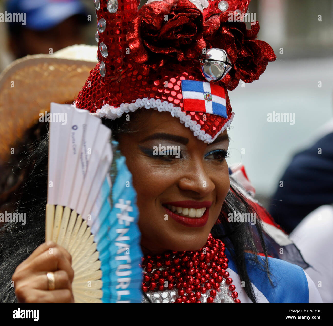 Frankfurt, Alemania. El 16 de junio de 2018. Una mujer de la República  Dominicana en el desfile de danzas, vistiendo ropa con los colores de su  país. Miles de personas han participado
