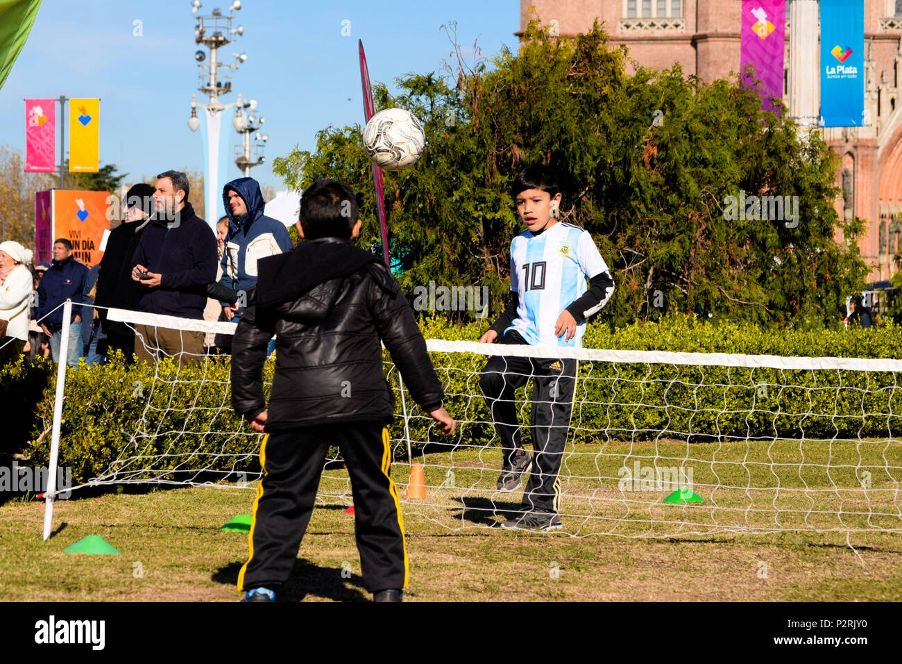 Buenos Aires, Argentina. 16 de junio de 2018. Los niños jugaban fútbol tenis  en las cercanías de Plaza Moreno en La Plata, mientras que su equipo  nacional jugó contra Islandia.Miles de fanáticos