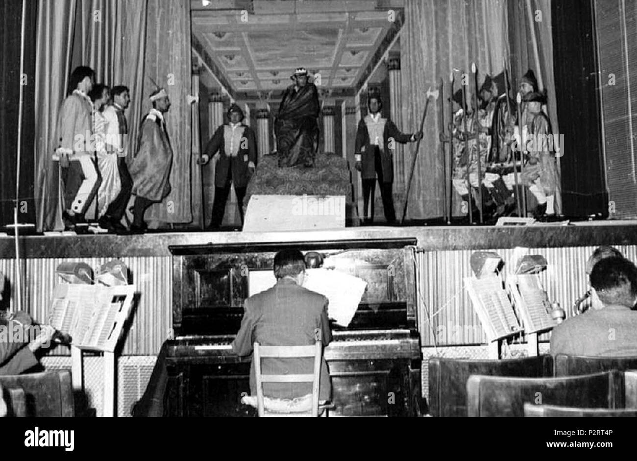 . Spettacolo teatrale al cineteatro dell'Oratorio di San Fruttuoso nel 1939. Italiano: Spettacolo teatrale con orquesta al cineteatro dell'Oratorio di San Fruttuoso nel 1939. Inglés: espectáculo teatral y orquesta en una escuela dominical de los católicos italianos en 1939. 1939 84 Spettacolo teatrale al cineteatro dell'Oratorio di San Fruttuoso nel 1939 Foto de stock
