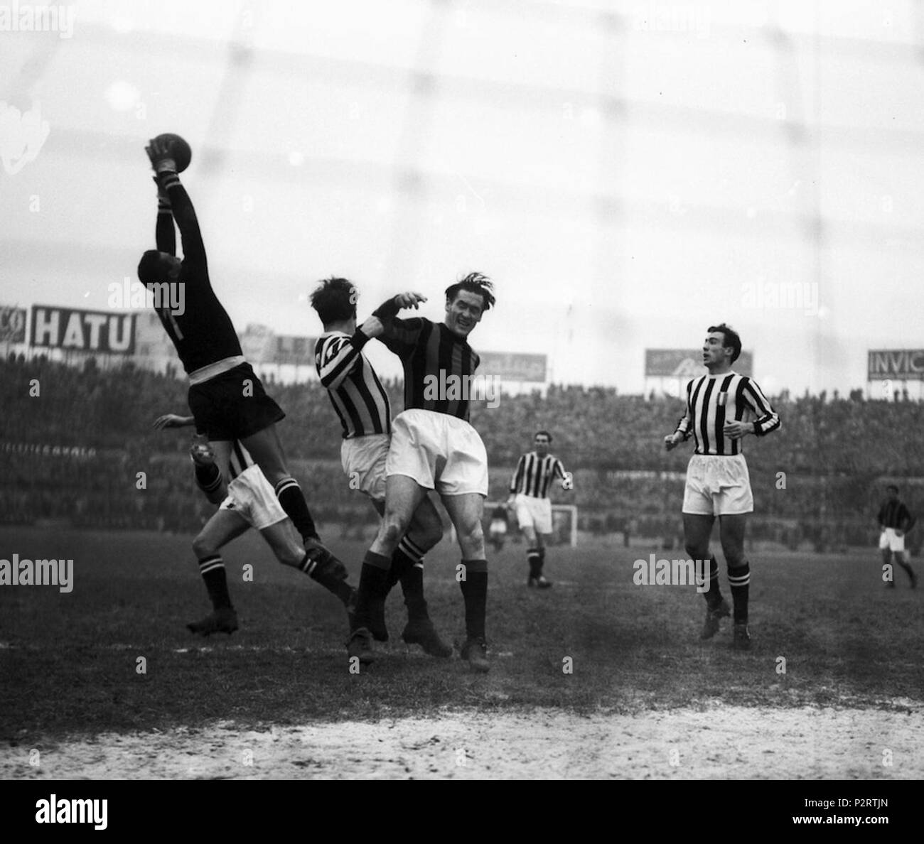 1 1952-53 Serie A - la Juventus v AC Milán - Giovanni Viola y Nils Liedholm Foto de stock