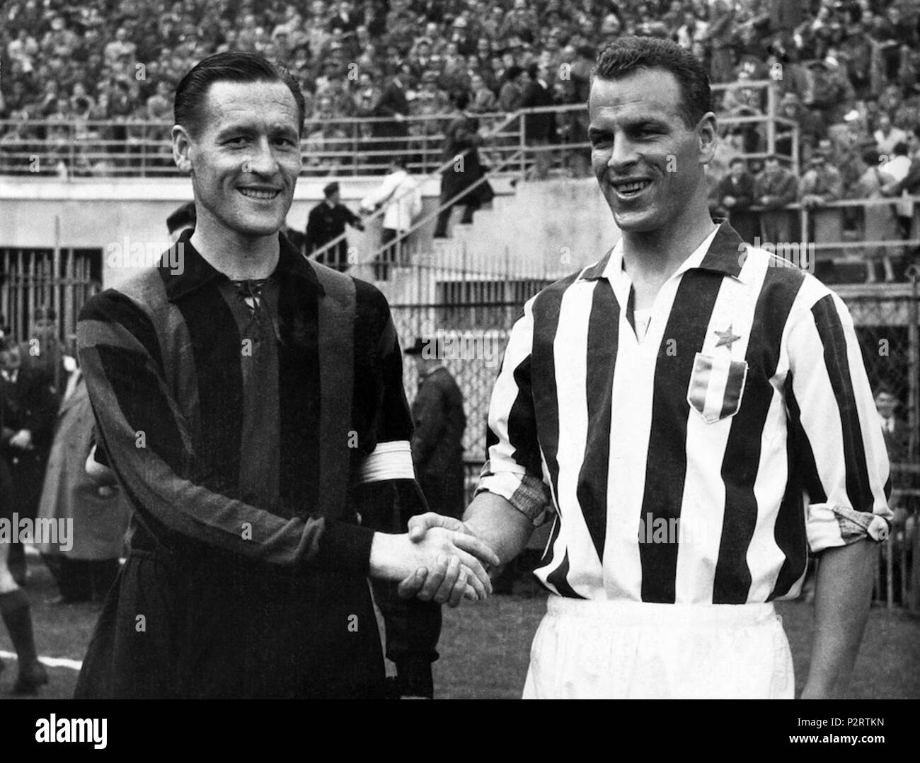 1958 2-59 de la Serie A - V AC Milan Juventus - Nils Liedholm y John Charles Foto de stock
