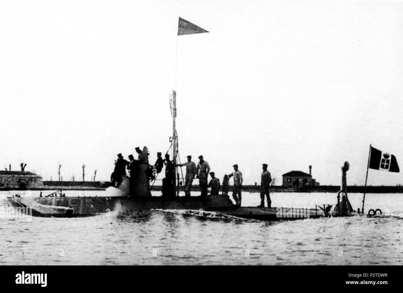 . Italiano: Il Delfino . sommergibile inizi XX secolo. Este archivo carece de información sobre el autor. 83 SMG Delfino Foto de stock