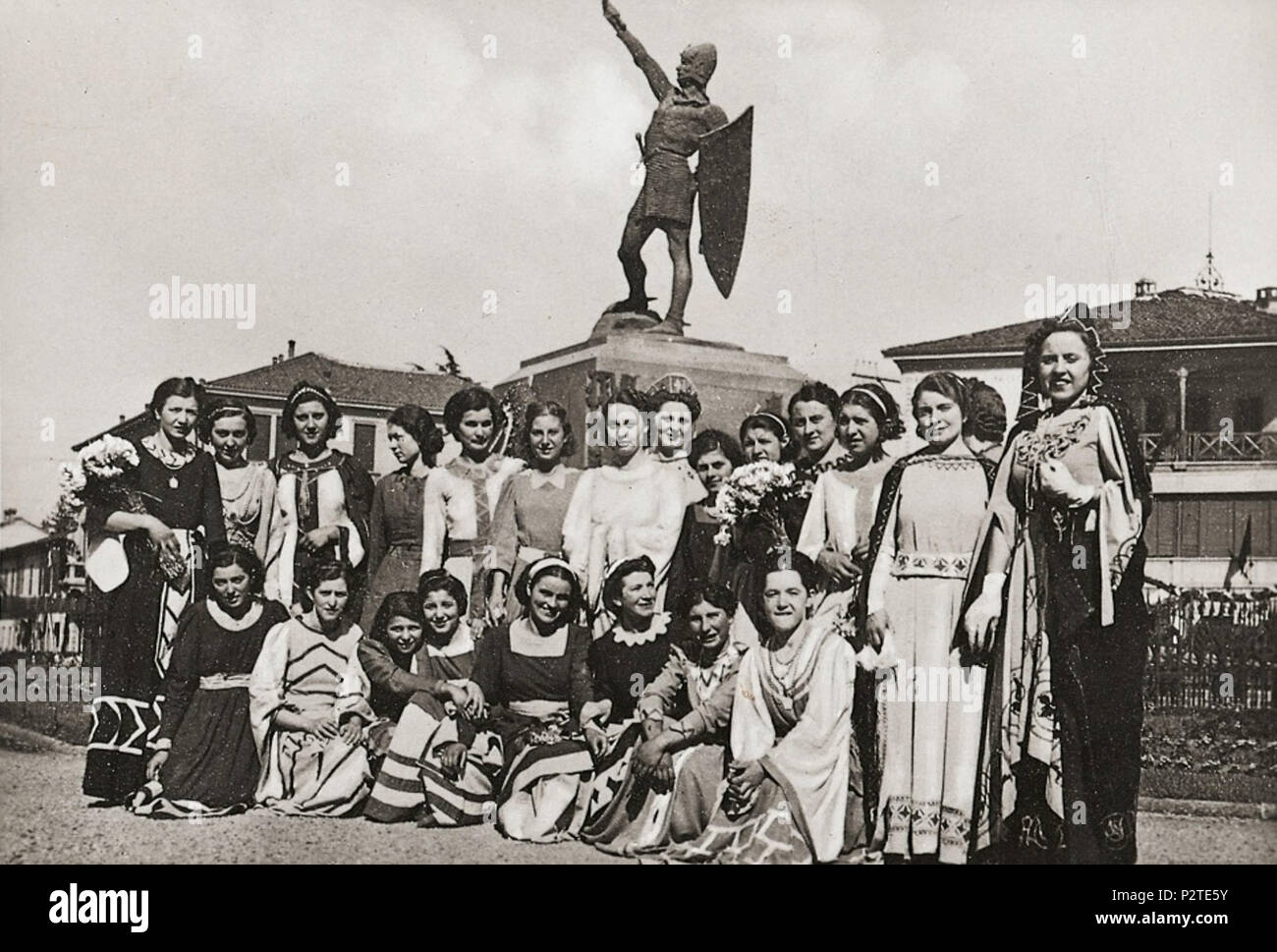 . Italiano: Castellane e dame en posa davanti il monumento al Guerriero di Legnano (1939) . 1939. 17 desconocido Castellane e dame - Palio di Legnano 1939 Foto de stock