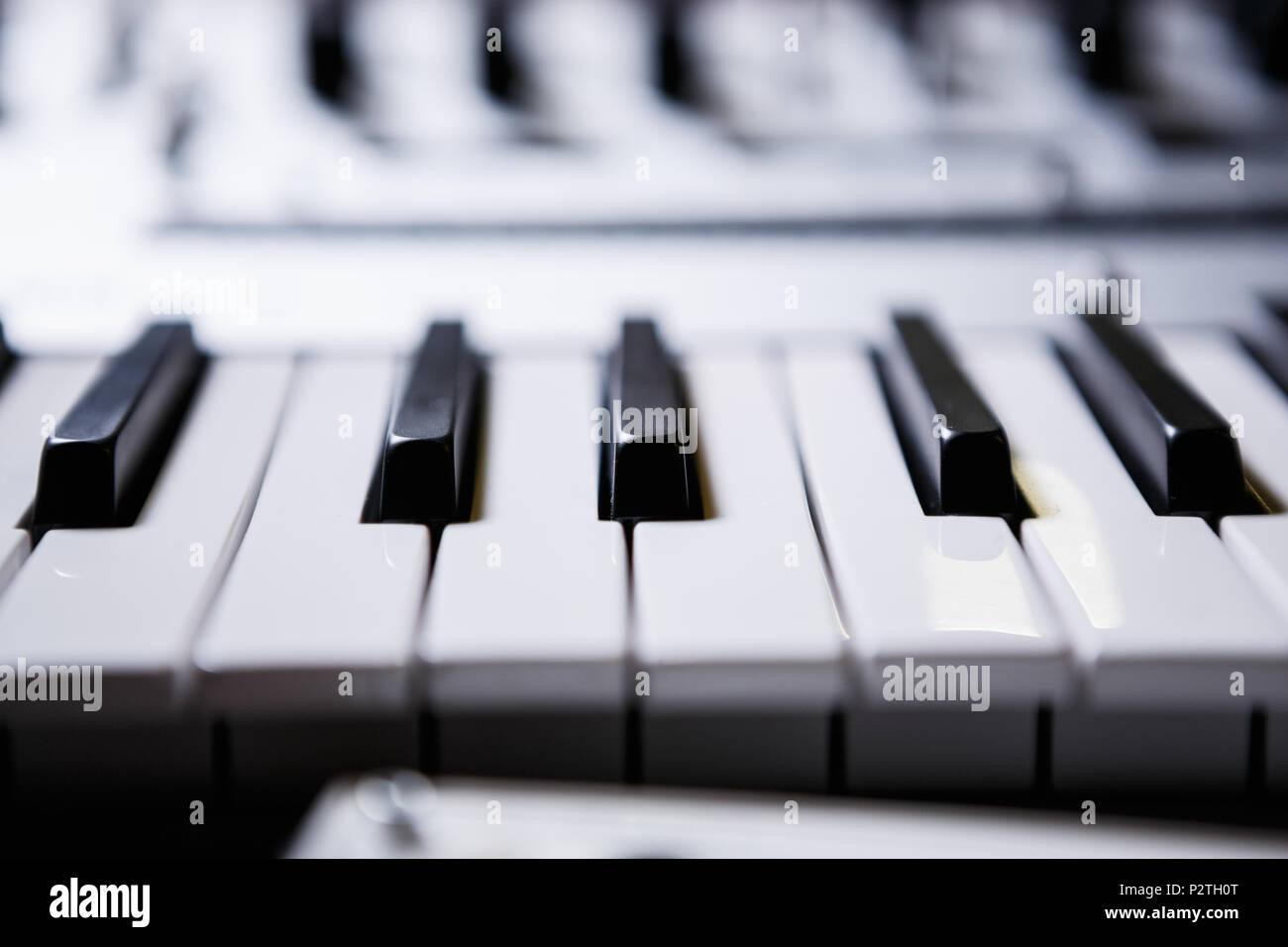 Sintetizador teclas de piano en blanco y negro.electrónica profesional  teclado midi.equipo de audio para la producción musical.Estudio de  grabación de sonido dispositivo para mu Fotografía de stock - Alamy
