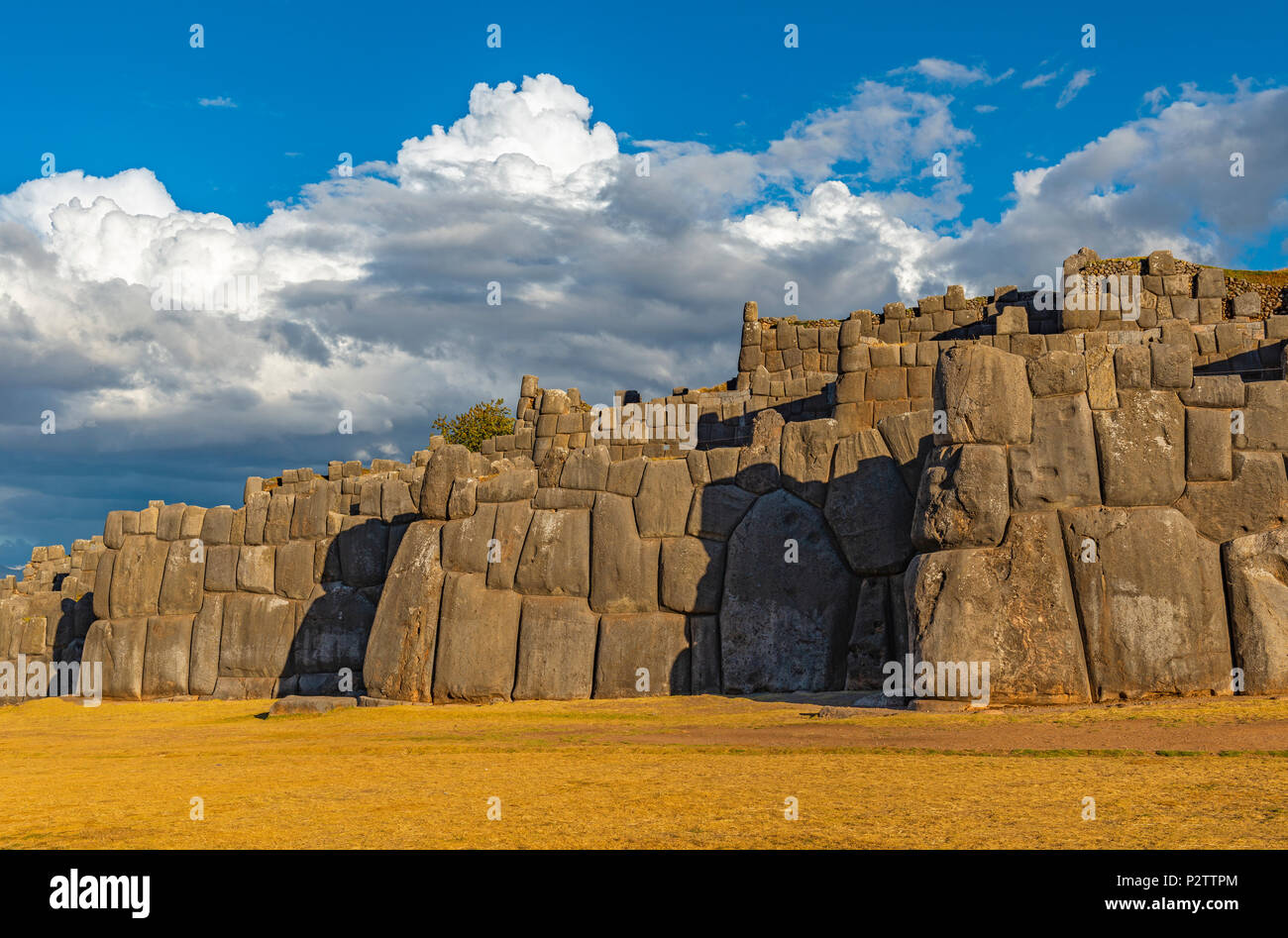 La fortaleza inca de Sacsayhuaman al atardecer, justo a las afueras de la ciudad del Cusco, en la cordillera de los Andes del Perú, América del Sur. Foto de stock