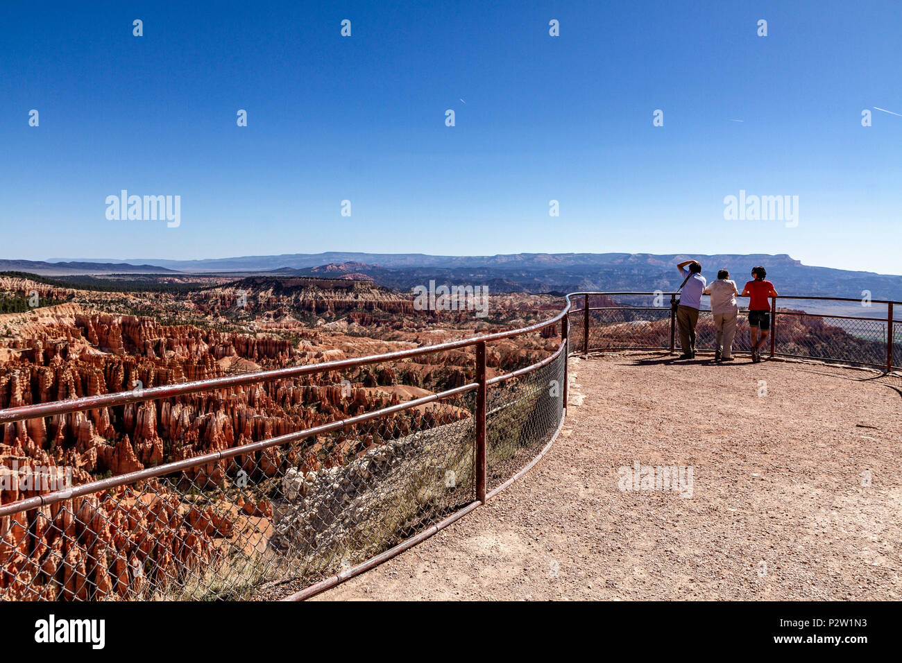 Tres amigos mirando el Parque Nacional Bryce Canyon Foto de stock