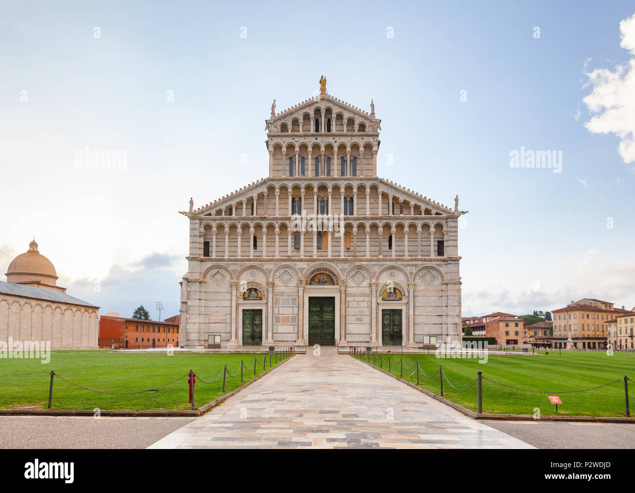 Pisana románico de la fachada de la Catedral de Pisa católica romana medieval en la Piazza dei Miracoli (Plaza de Los Milagros) o de la Piazza del Duomo (catedral), Cuadrado Foto de stock