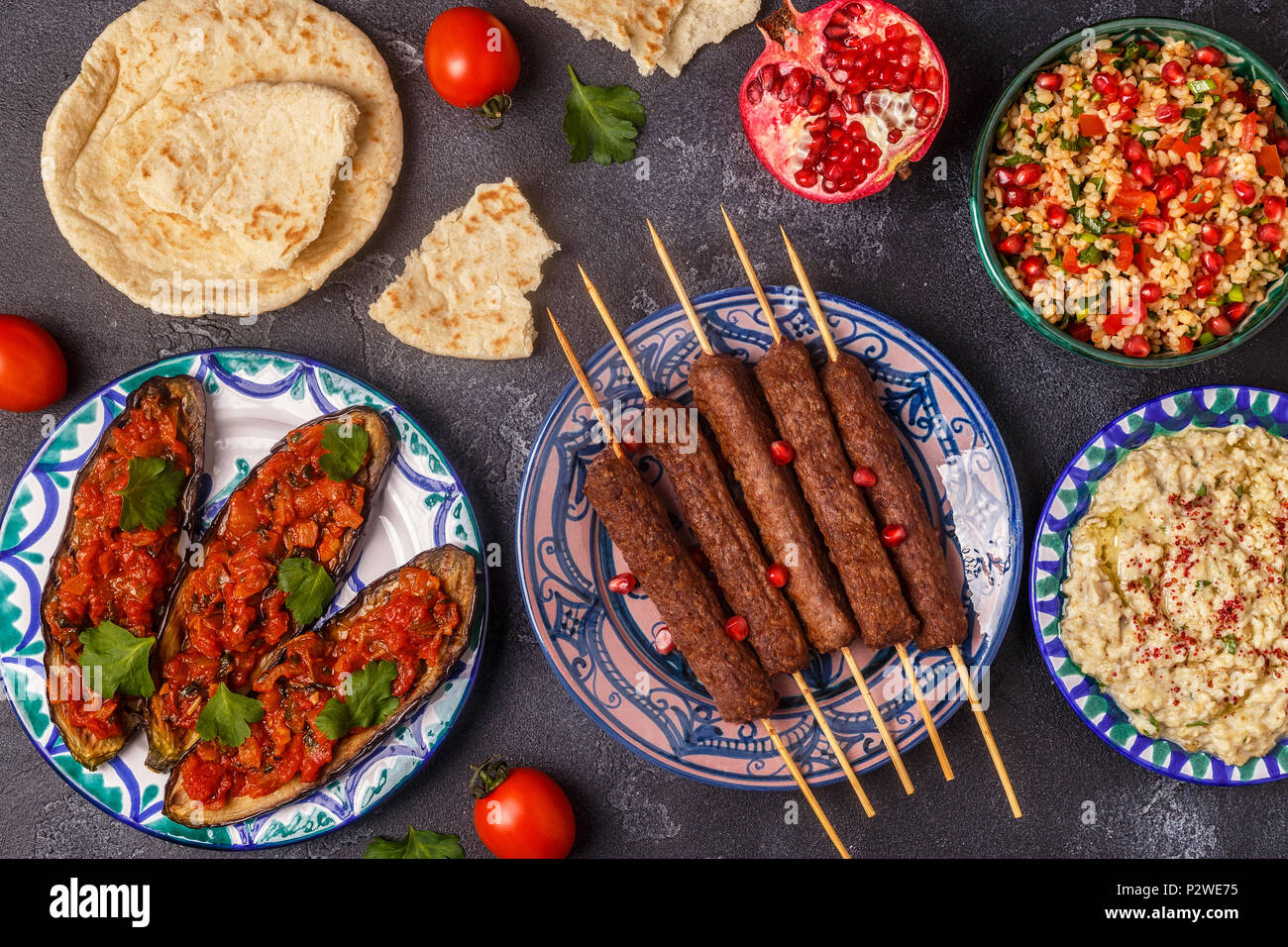 Kebabs, clásica ensalada tabbouleh, baba ganush y horneados con salsa