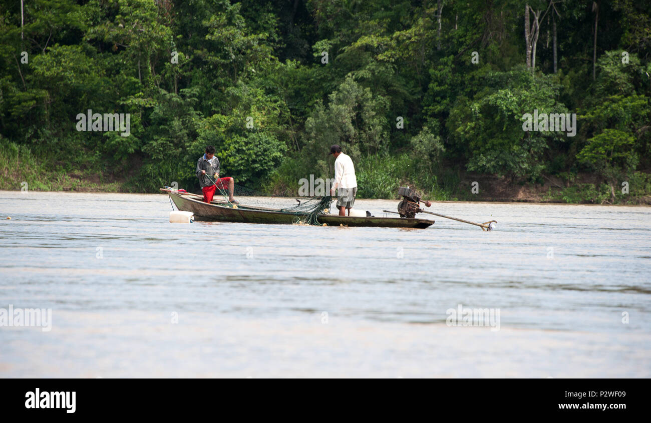 Los aldeanos de trabajo viajar a lo largo del río Amazonas en barcos largos y estrechos botes que ofrecen el transporte rápido entre las aldeas. Foto de stock