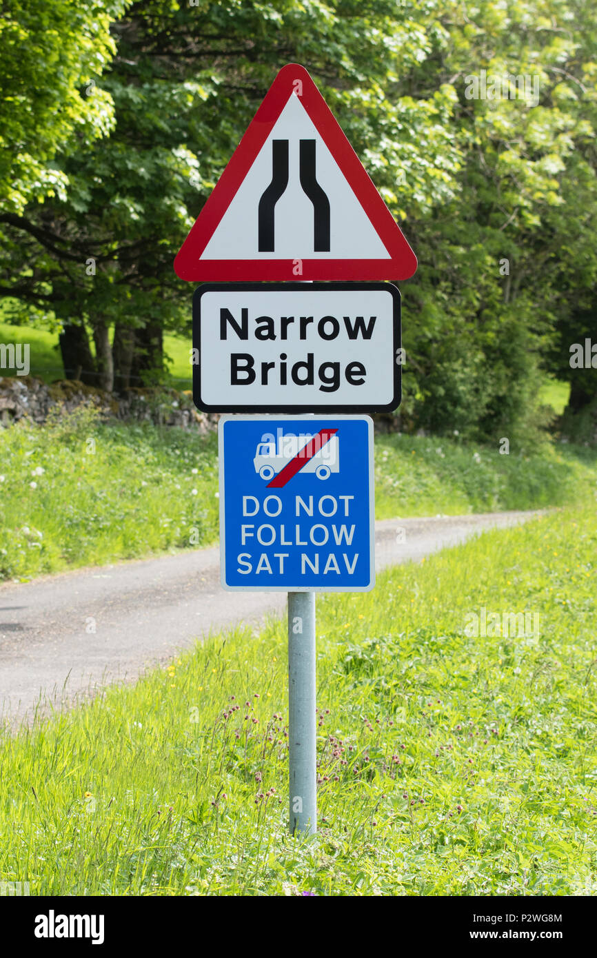No siga Sat Nav estrecho puente sign - UK Foto de stock