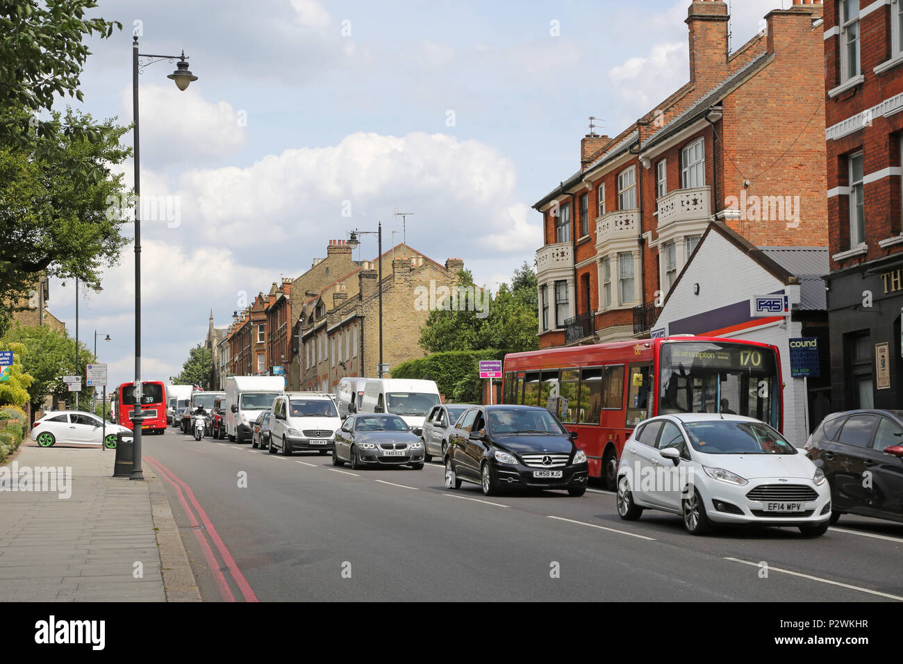 Colas de tráfico a lo largo de East Hill, parte de Londres ocupado South Circular Road en Wandsworth, al sur-oeste de Londres Foto de stock