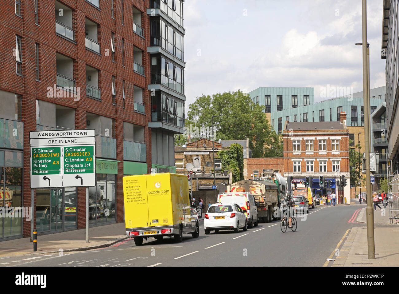 Colas de tráfico a lo largo de East Hill, parte de Londres ocupado South Circular Road en Wandsworth, al sur-oeste de Londres Foto de stock