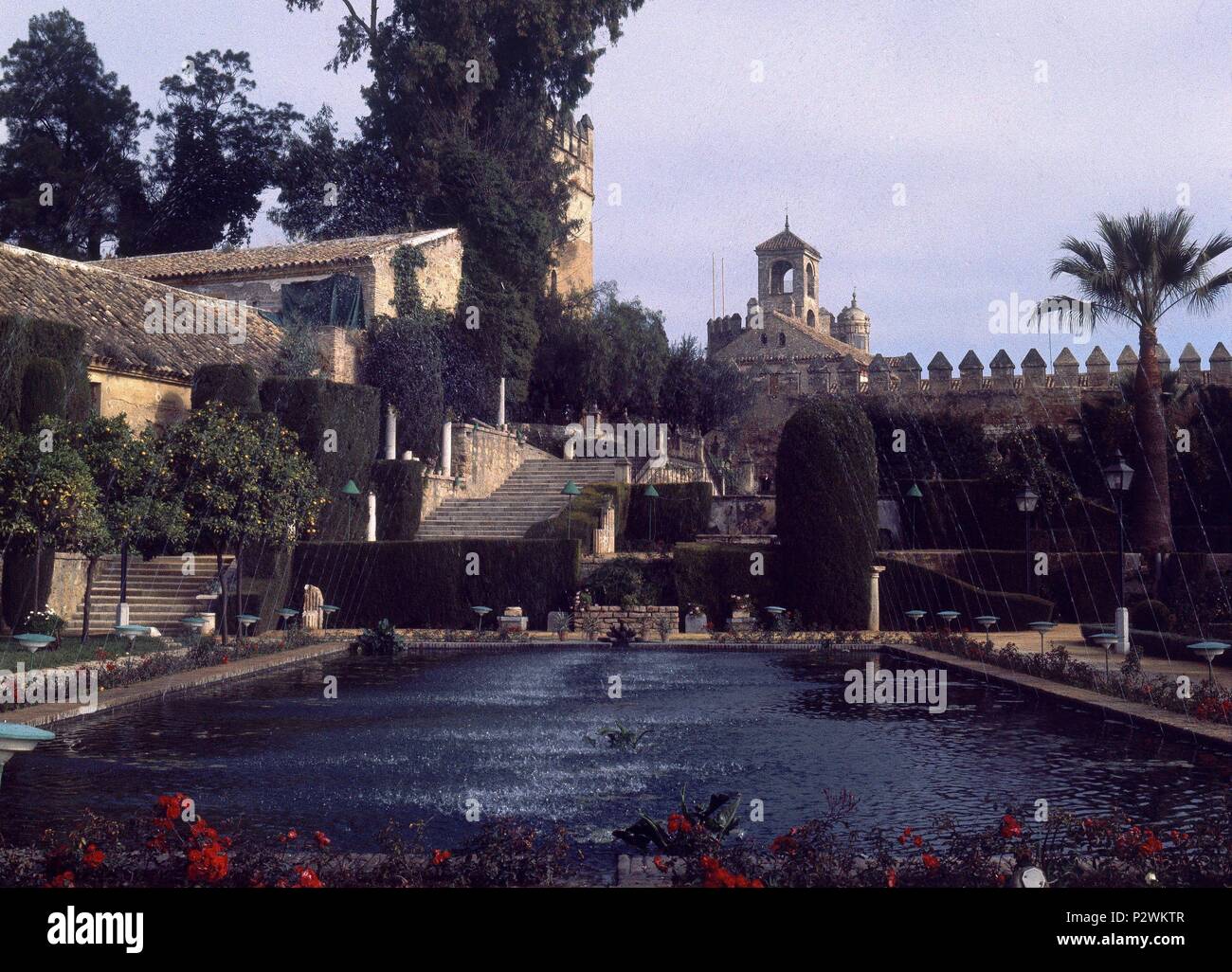 FUENTE EN LOS JARDINES DEL ALCÁZAR DE CÓRDOBA. Ubicación: Alcázar, Córdoba, España. Foto de stock